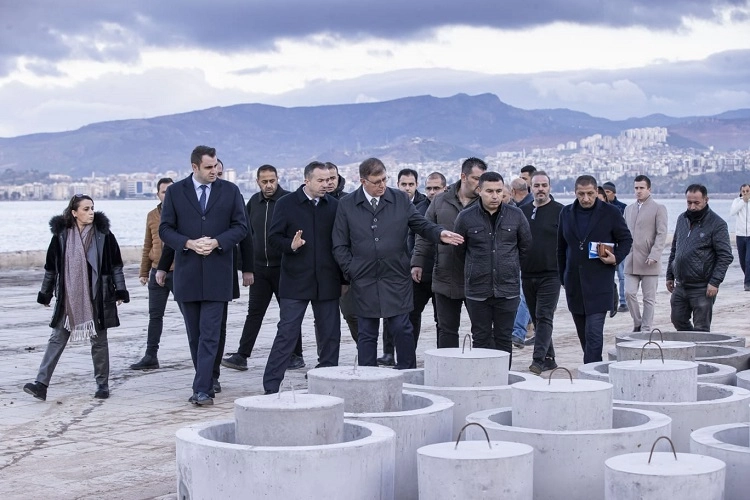 İzmir Büyükşehir Belediye Başkanı Dr. Cemil Tugay, Kordon’da yaşanan su