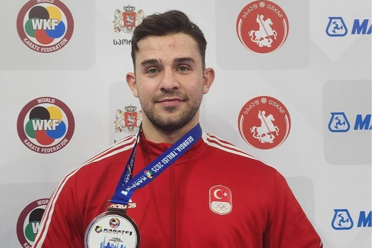 Sakarya Büyükşehir Belediyesi karate sporcusu Fatih Şen, Gürcistan’da milli formayla