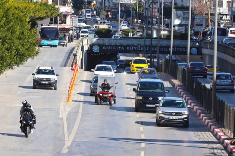 Antalya Büyükşehir Belediyesi, trafik yoğunluğunu azaltmak ve toplu taşımayı teşvik