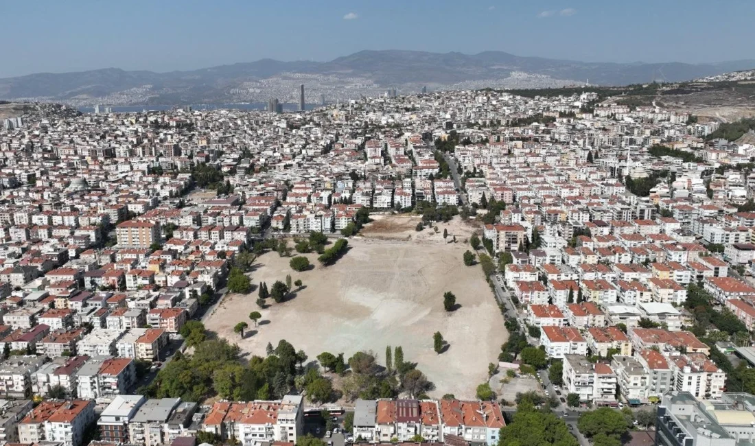 İzmir Büyükşehir Belediye Başkanı Dr. Cemil Tugay, basın mensuplarının Buca