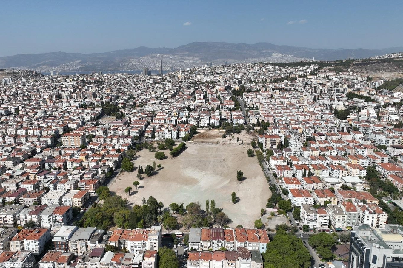 İzmir Büyükşehir Belediye Başkanı Dr. Cemil Tugay, basın mensuplarının Buca