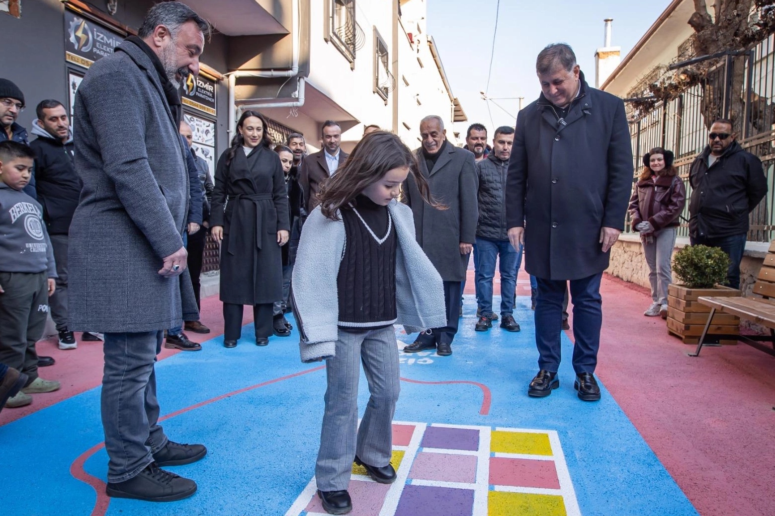 İzmir Büyükşehir Belediye Başkanı Dr. Cemil Tugay, kamusal alanların İzmirlilerin