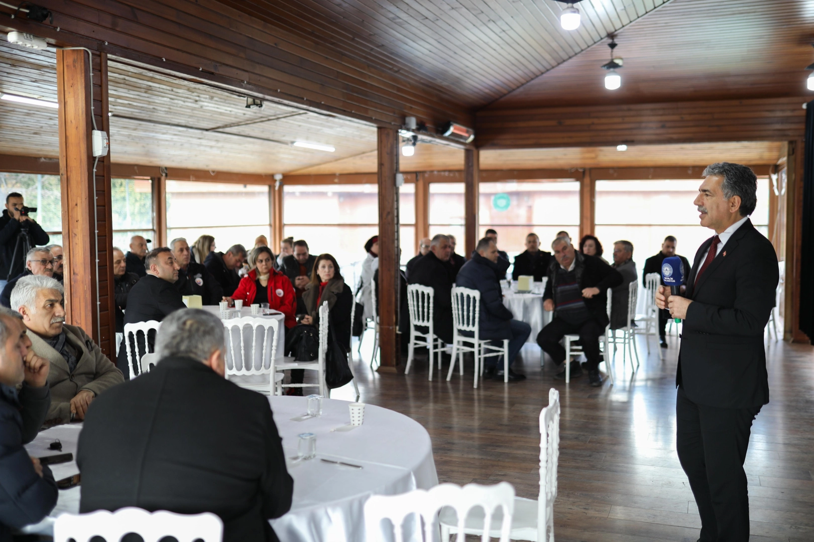 Bursa’da Gemlik Belediye Başkanı Şükrü Deviren, mahalle muhtarlarıyla bir araya