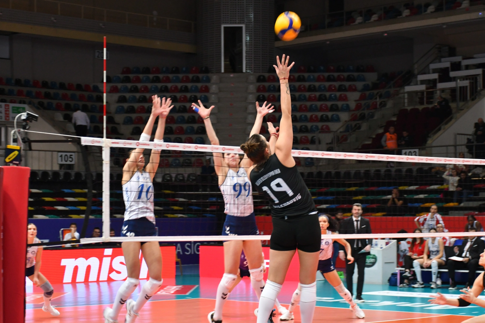 Bursa’da Nilüfer Belediyespor Eker Kadın Voleybol Takımı, deplasmanda karşılaştığı Keçiören