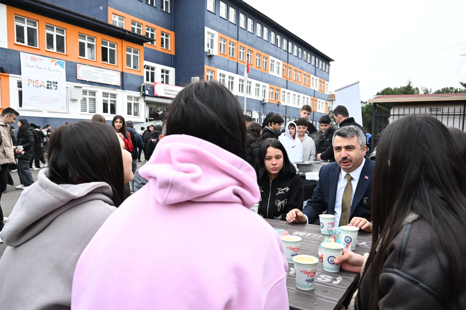 Bursa’da Yıldırım Belediye Başkanı Oktay Yılmaz, haftanın ilk gününde Yıldırım