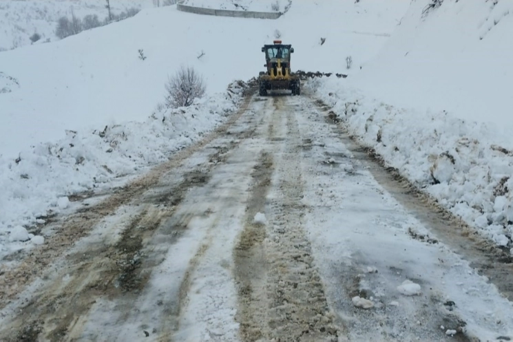 Diyarbakır Büyükşehir Belediyesi ekipleri, 69 kırsal mahallede kar yağışı nedeniyle