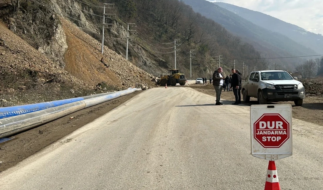 Düzce’de 5 köyü birbirine bağlayan grup yolunda heyelan yaşandı. Sibel