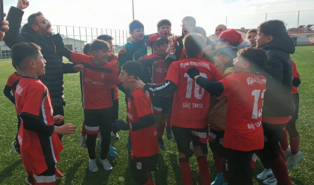 Edirne’nin Keşan ilçesinde oynanan Edirne U13 Ligi şampiyonluk maçında kupa