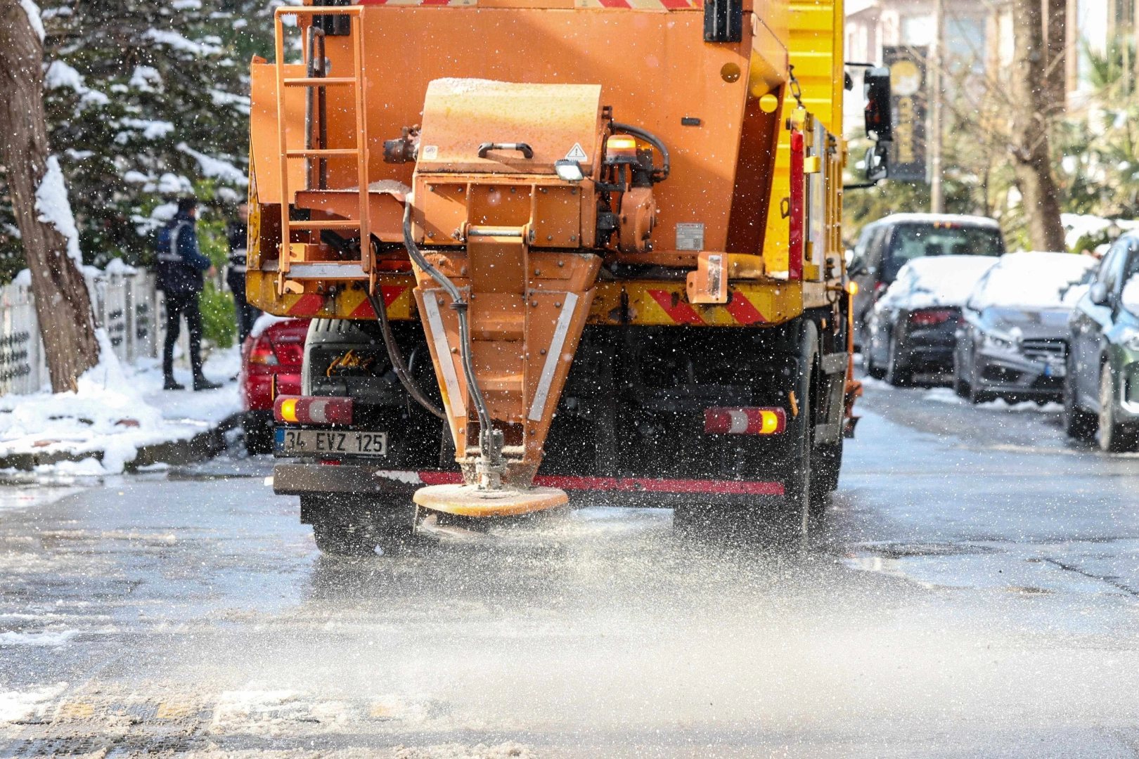 İstanbul Bakırköy Belediyesi, kar yağışının etkisini artırmasıyla birlikte vatandaşların herhangi