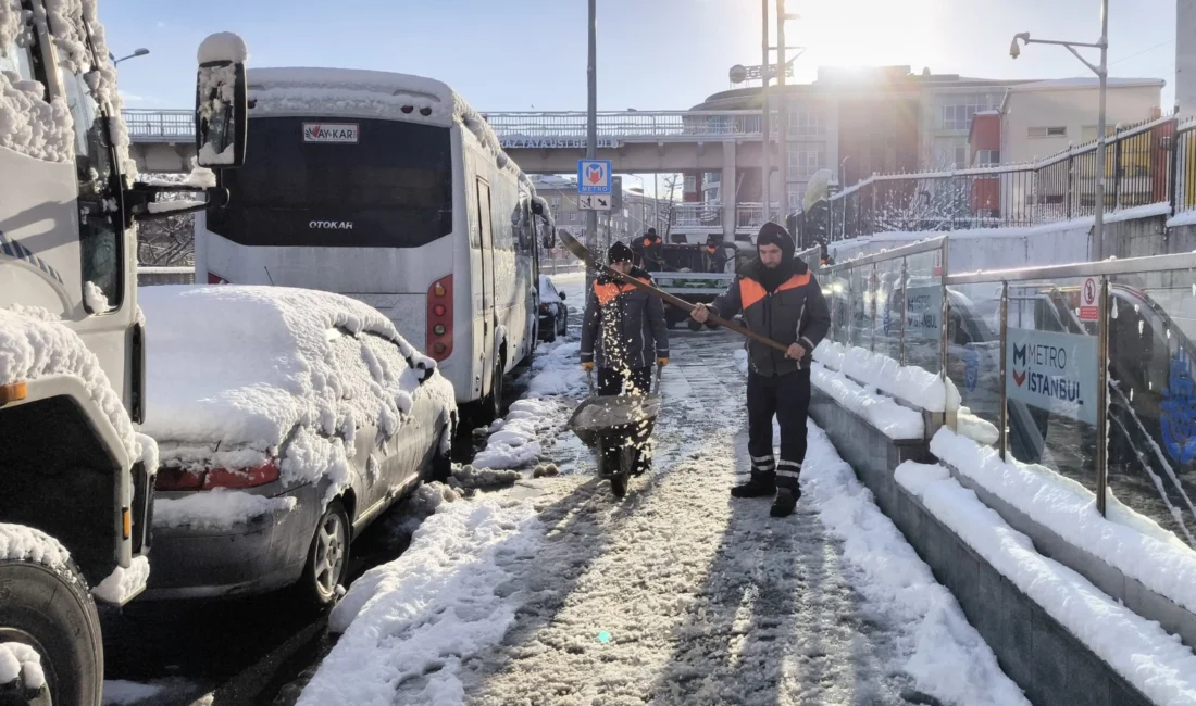 İstanbul’da etkisini sürdüren kar dolayısıyla iki gündür Valilik kararıyla okullar