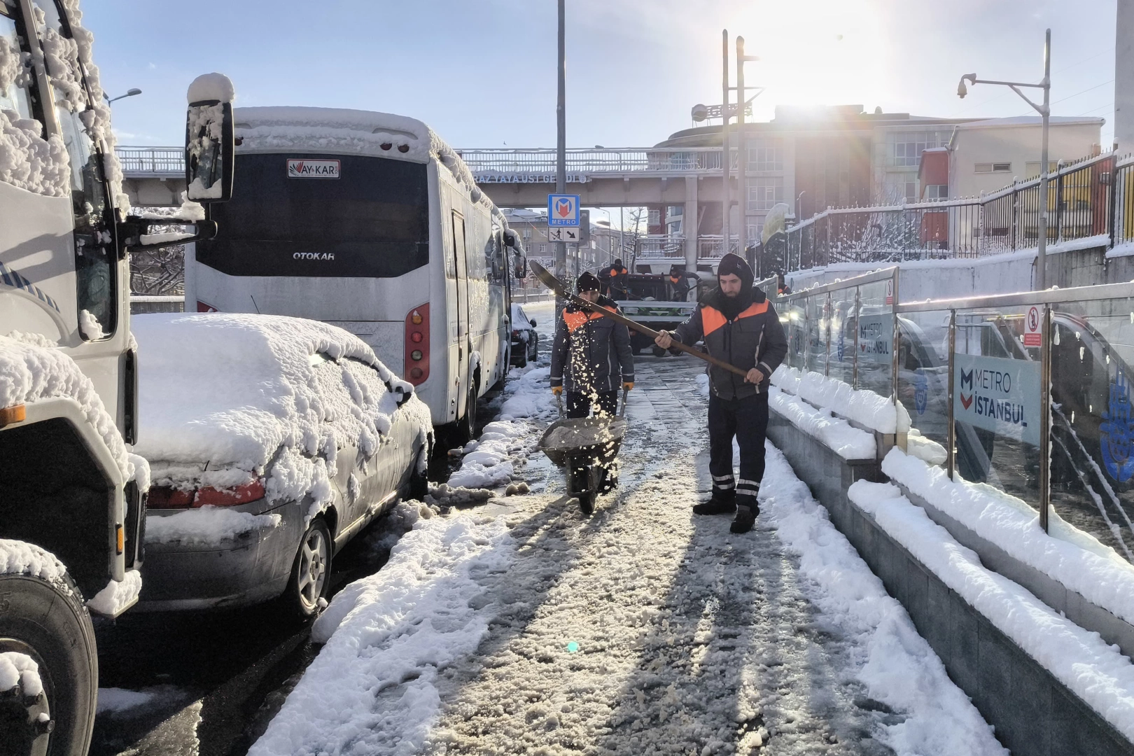 İstanbul’da etkisini sürdüren kar dolayısıyla iki gündür Valilik kararıyla okullar