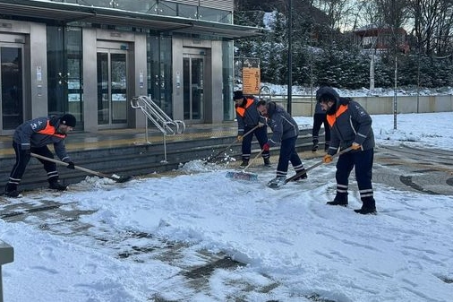 İstanbul Büyükşehir Belediyesi (İBB) ekipleri, şehri etkisi altına alan yoğun