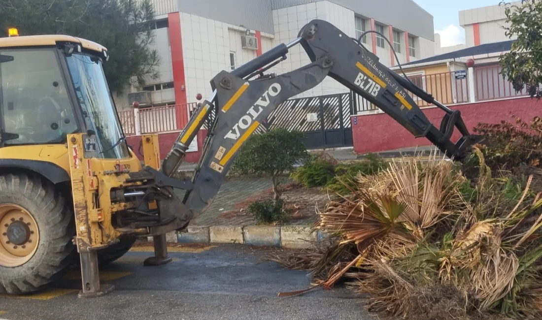 İzmir’de Güzelbahçe Belediyesi, ilçenin çeşitli noktalarına gelişigüzel atılan, bahçe atıkları,