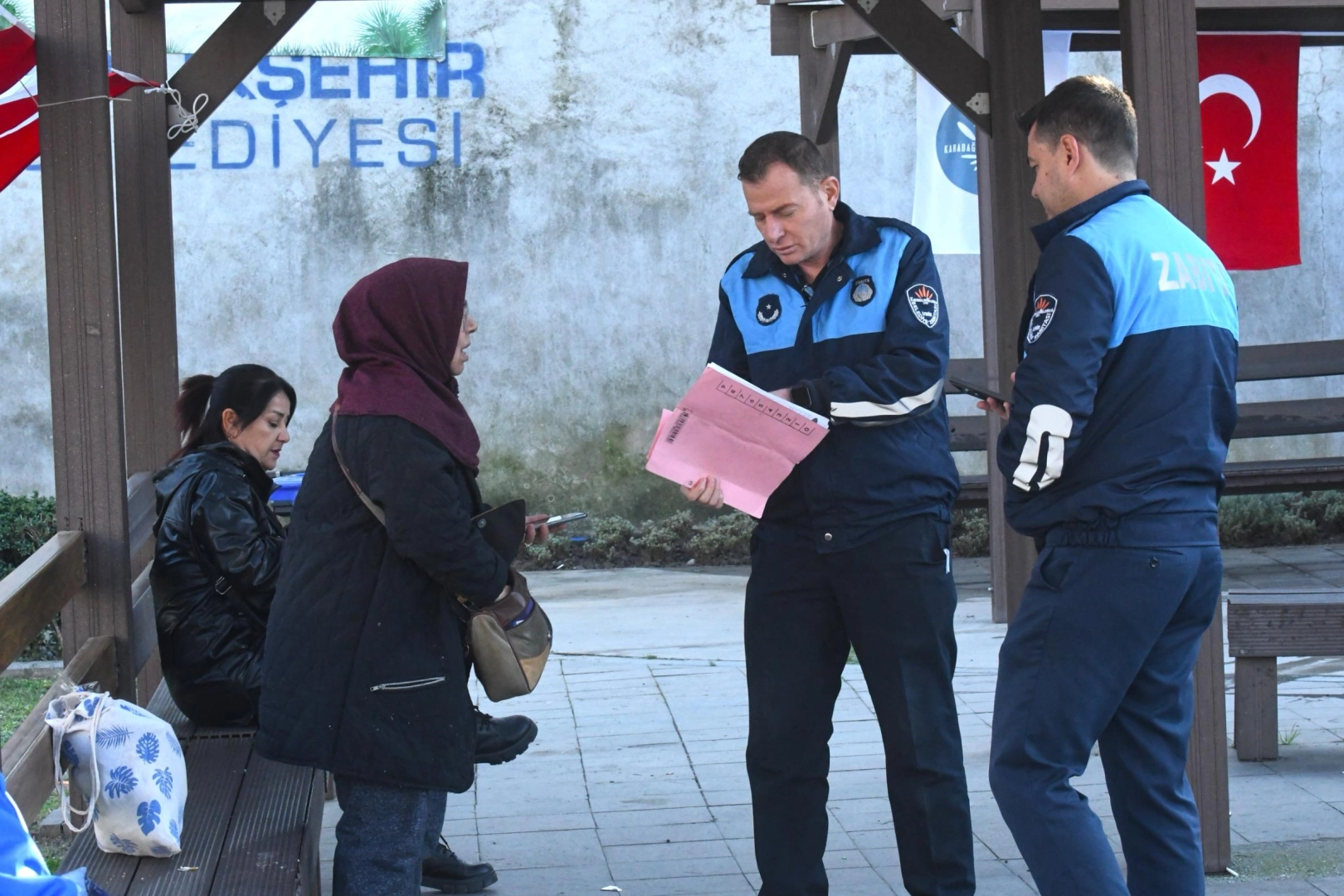 İzmir’de Karabağlar Belediyesi Zabıta Müdürlüğü ekipleri, çevre kirliliğini önlemek için