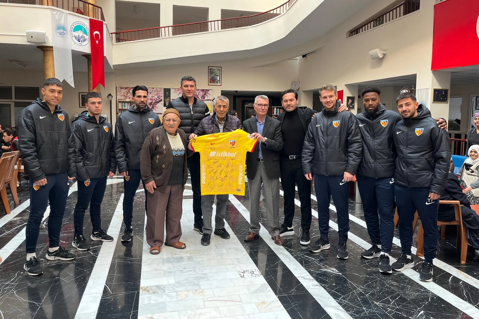 Kayseri’nin Süper Lig’deki temsilcisi Bellona Kayserispor’un yöneticileri, teknik heyeti ve