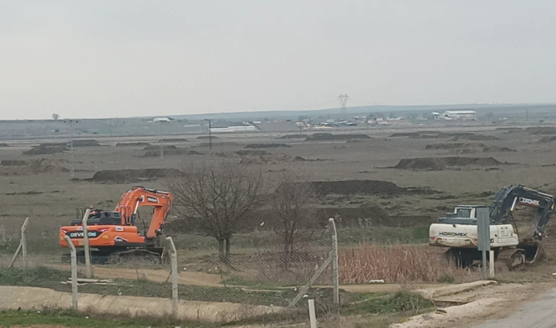 Edirne’nin Keşan ilçesine bağlı Kılıçköy’deki açılan yüzlerce çukur merak konusu