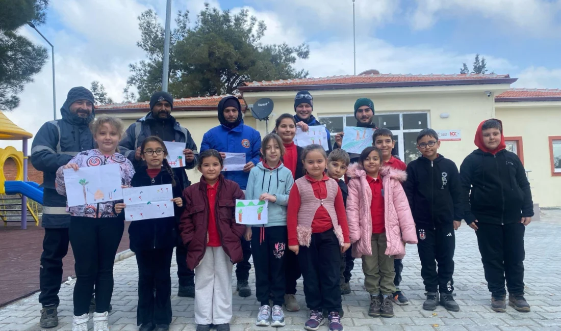 Manisa Soma’da Musahoca ve Çavdır İlkokulu öğrencileri, okul bahçelerindeki ağaçların