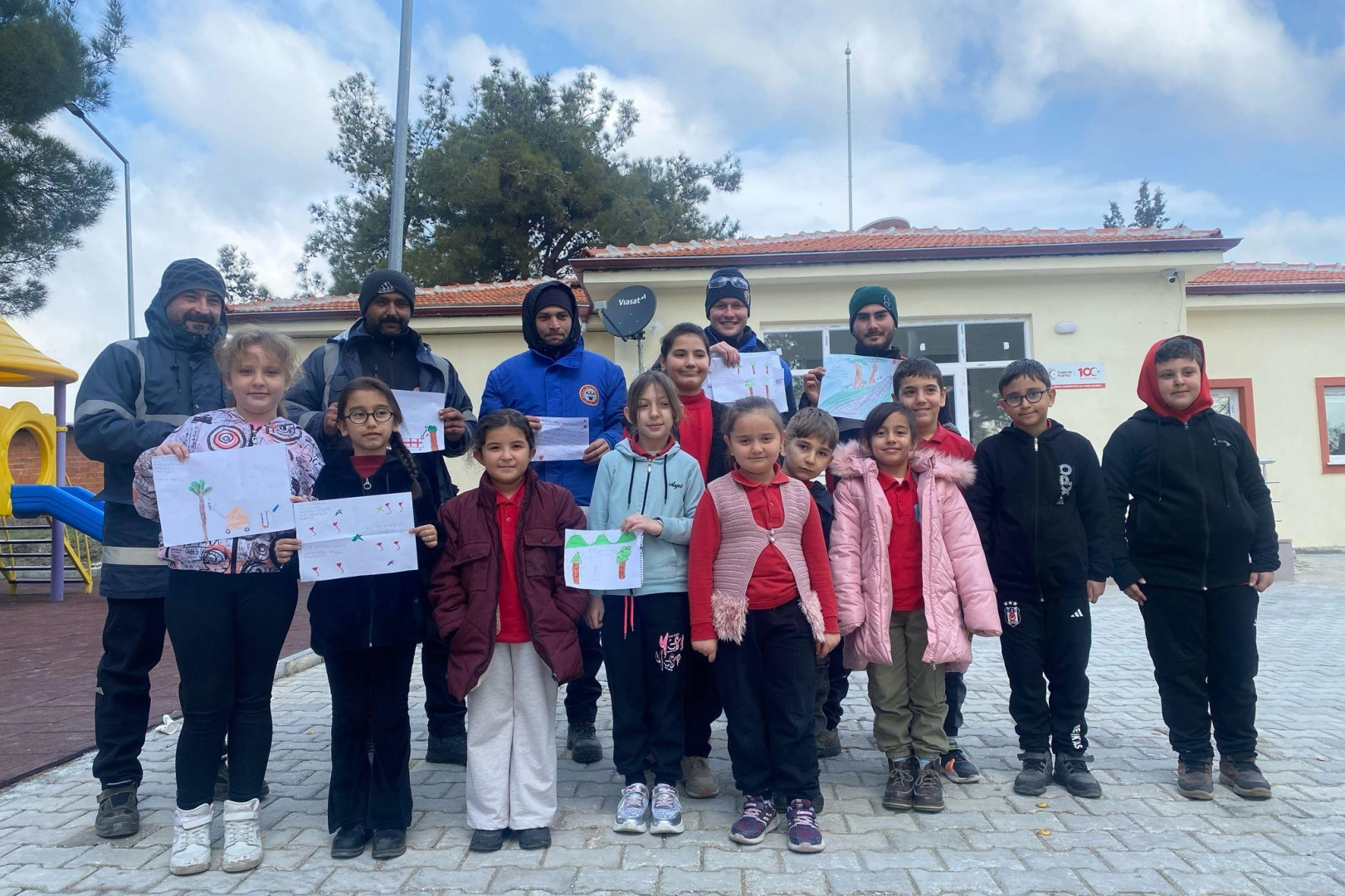 Manisa Soma’da Musahoca ve Çavdır İlkokulu öğrencileri, okul bahçelerindeki ağaçların