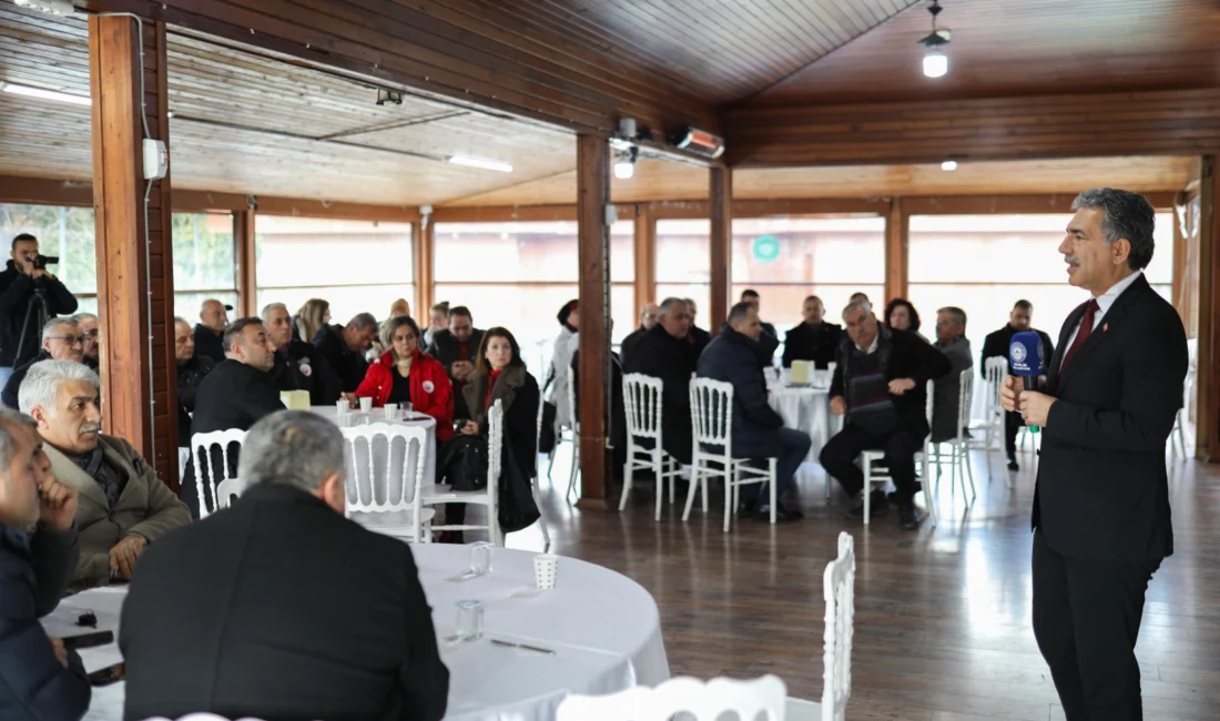 Gemlik Belediye Başkanı Şükrü Deviren, mahalle muhtarlarıyla bilgilendirme toplantısı gerçekleştirdi.