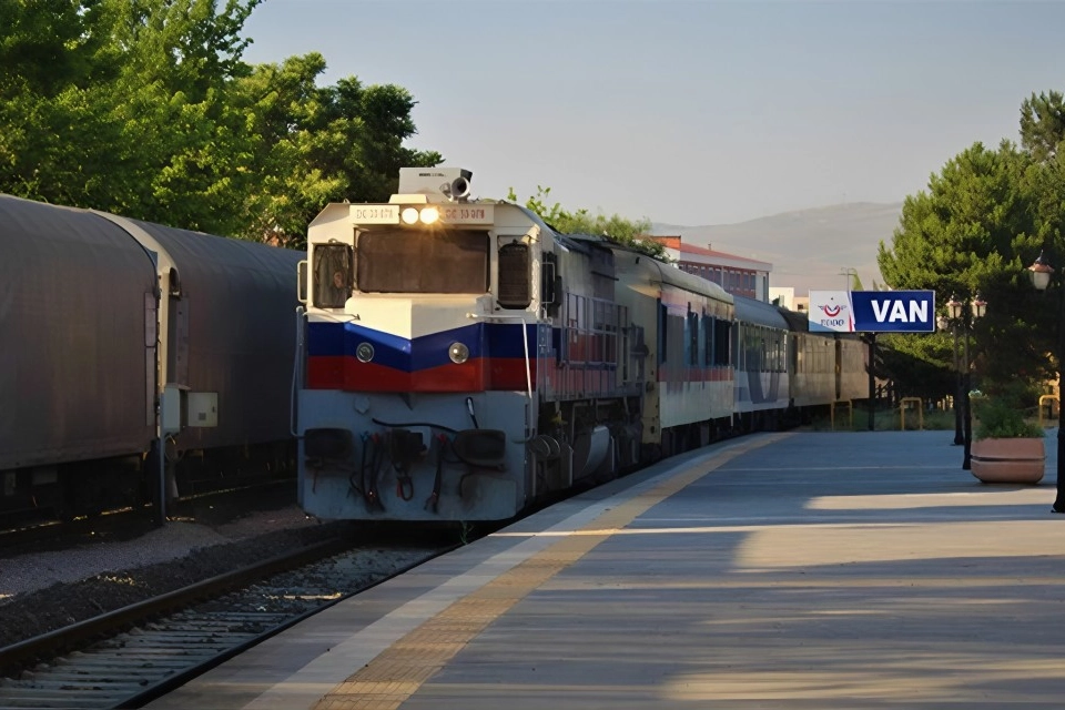 Tahran-Van yolcu treni yeniden seferlere başlıyor. İlk sefer Tahran’dan 9