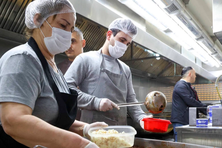 Antalya Büyükşehir Belediyesi, Mobil Aşevi Tırı ile mahallelerde iftar öncesi