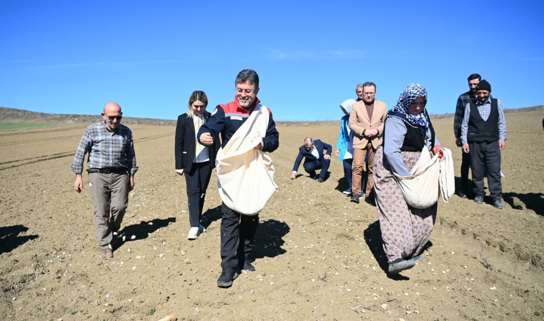 Kastamonu’nun Taşköprü ilçesinde coğrafi işaretli Taşköprü sarımsağının ekimine katılan Bakan