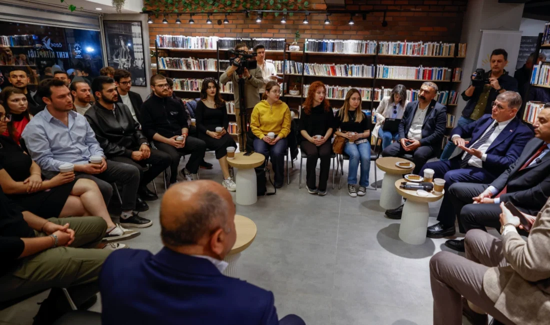 İzmir Büyükşehir Belediye Başkanı Dr. Cemil Tugay, Çiğli’de yurttaşlarla iftarda