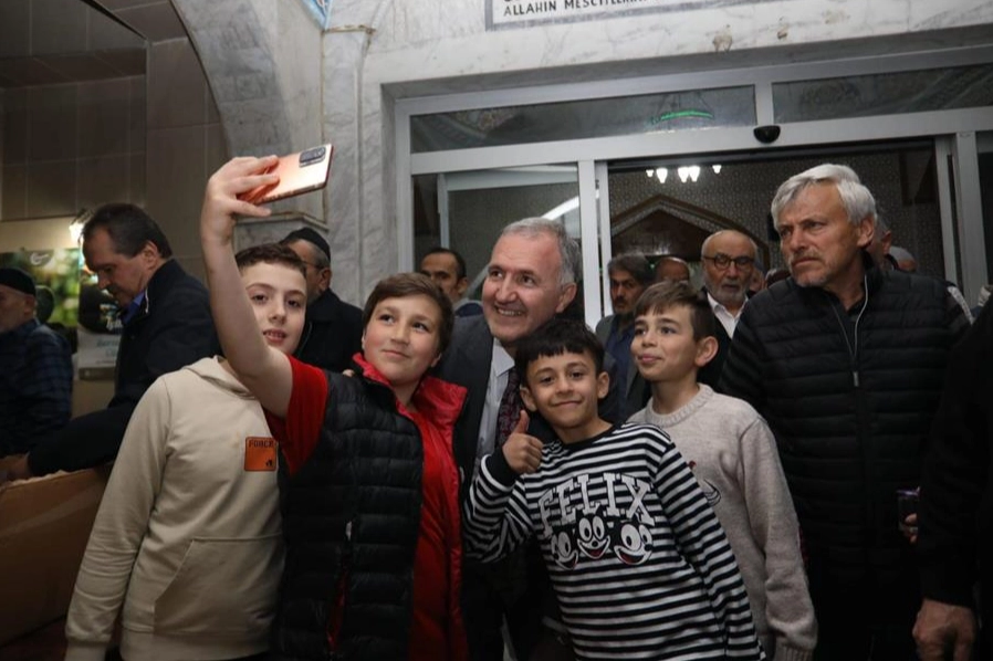 Bursa’da İnegöl Belediye Başkanı Alper Taban iftar programlarından teravihlere, esnaf