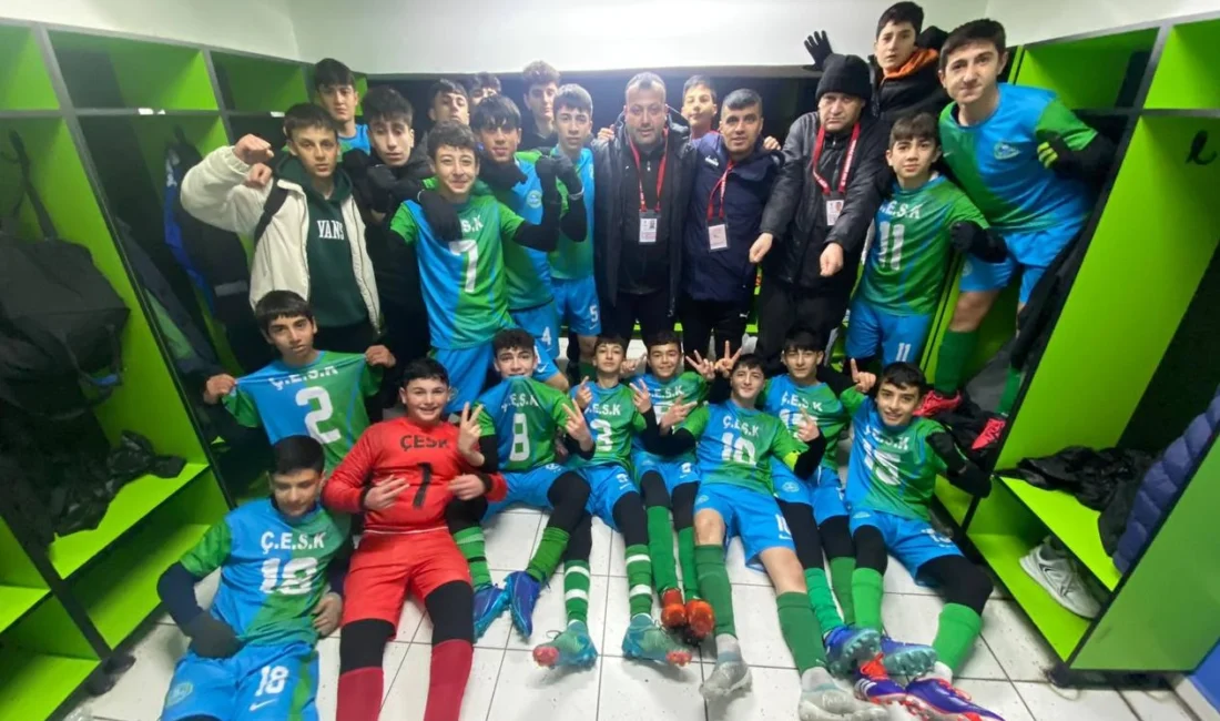 Çayırova Belediyesi Eğitim Spor Kulübü’nün genç futbolcuları grubunu namağlup şampiyon