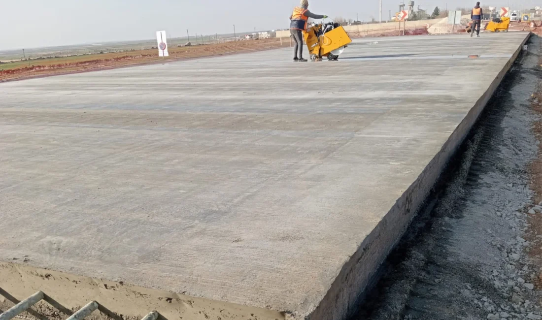 54 kilometrelik Oyalı Ayrımı-Cizre Devlet Yolu’nun beton yol standardına dönüştürüldüğünü