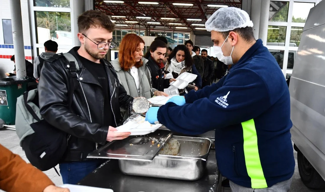 İzmir Büyükşehir Belediyesi, kentteki 6 noktada üniversite öğrencilerine ücretsiz yemek