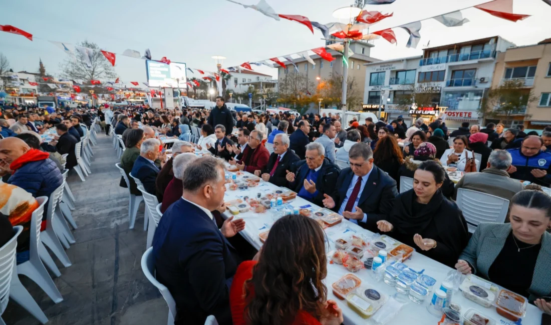 İzmir Büyükşehir Belediye Başkanı Dr. Cemil Tugay, ilçelerde düzenlenen iftar