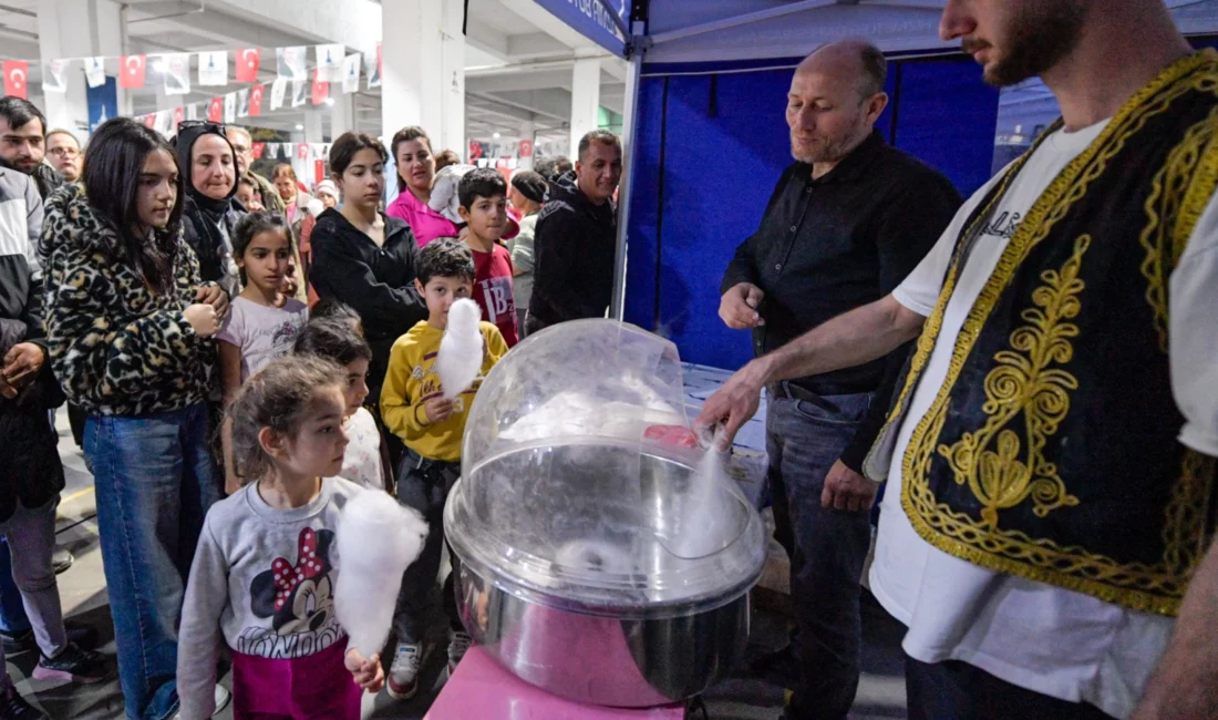 İzmir Büyükşehir Belediyesi’nin Ramazan ayı boyunca 30 ilçede kurduğu iftar