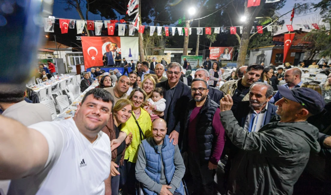 İzmir Büyükşehir Belediyesi’nin ramazan ayı boyunca 30 ilçede kurduğu iftar