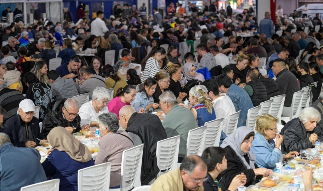 ​İzmir Büyükşehir Belediyesi’nin ramazan ayı boyunca 30 ilçede kurduğu iftar