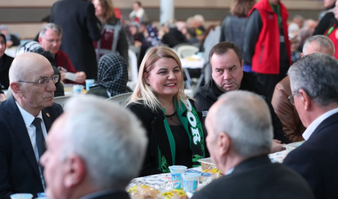 İzmit Belediye Başkanı Fatma Kaplan Hürriyet, Akmeşe’de düzenlenen iftar programında