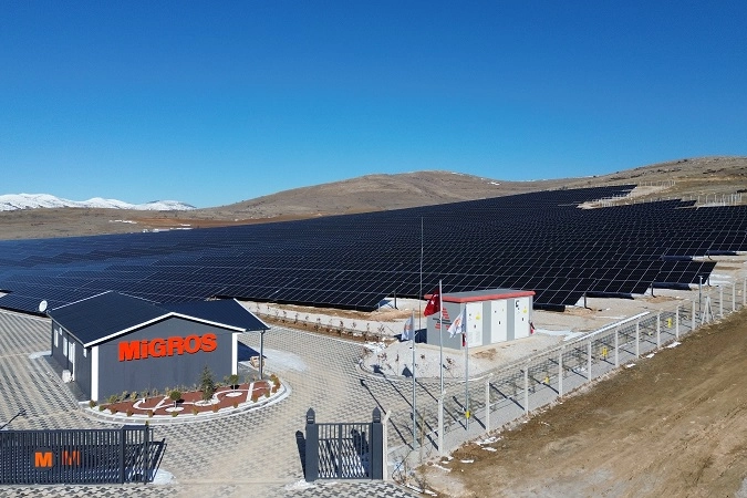 Migros, Kırşehir’de ilk arazi güneş enerjisi santralini devreye aldı. Kırşehir