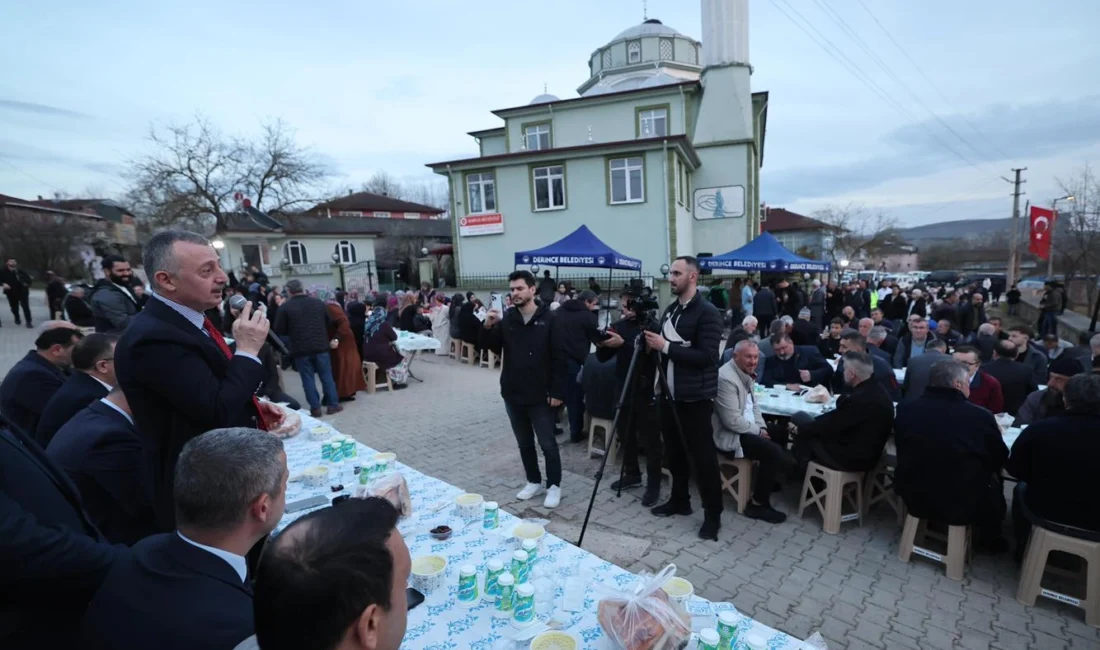 Kocaeli Büyükşehir Belediye Başkanı Doç.Dr.Tahir Büyükakın, Derince Karagöllü’de düzenlenen iftara konuk