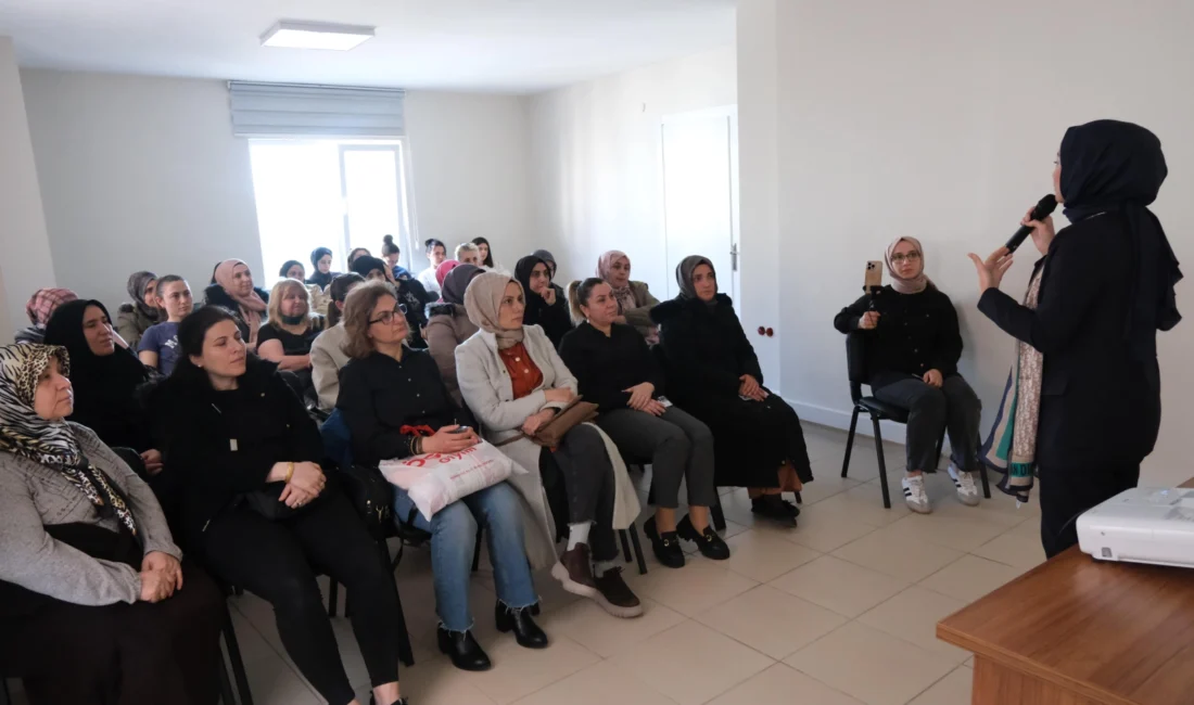 Kocaeli Büyükşehir Belediyesi’nin düzenlediği söyleşide, anne ve babaların çocuklarıyla iletişimde