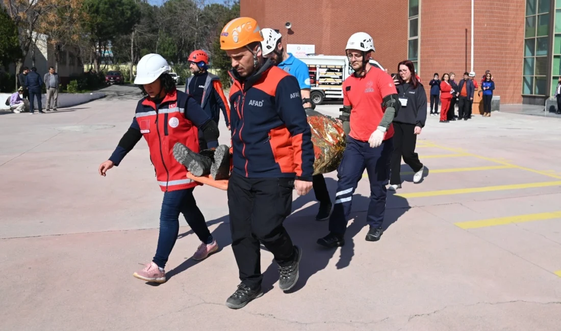 Manisa Büyükşehir Belediyesi İtfaiye Dairesi Başkanlığı ekipleri, okulların deprem ve