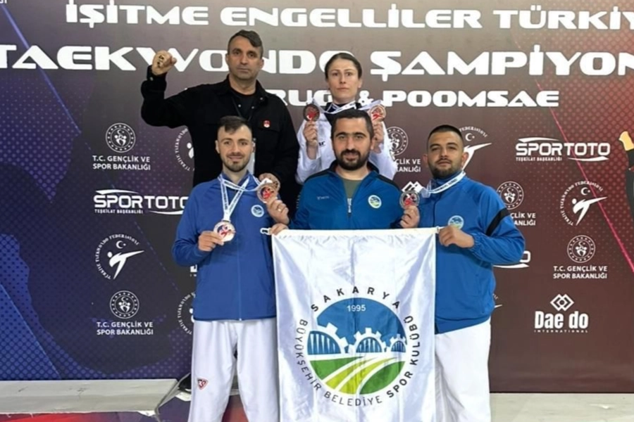 Sakarya Büyükşehir Belediyesi taekwondo sporcuları, Antalya’da düzenlenen İşitme Engelliler Taekwondo