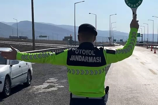 Karayollarında trafik ihlallerini önlemek amacıyla, trafik yoğunluğunun ve kaza riskinin