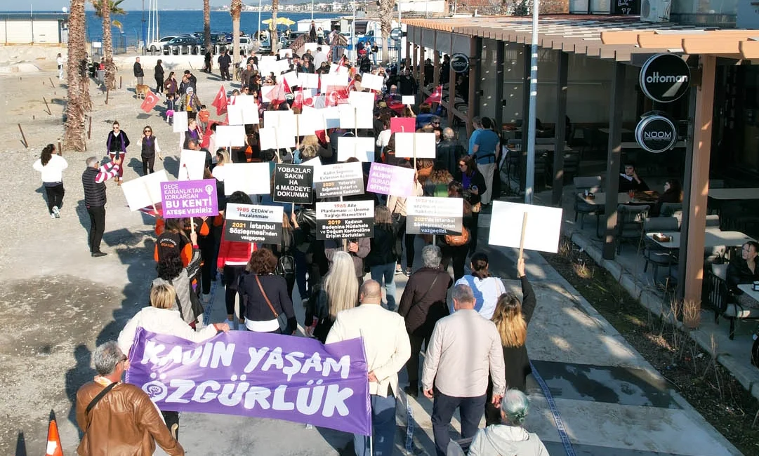 İzmir Güzelbahçe Belediyesi’nin düzenlediği Dünya Emekçi Kadınlar Günü programında kadınlar,